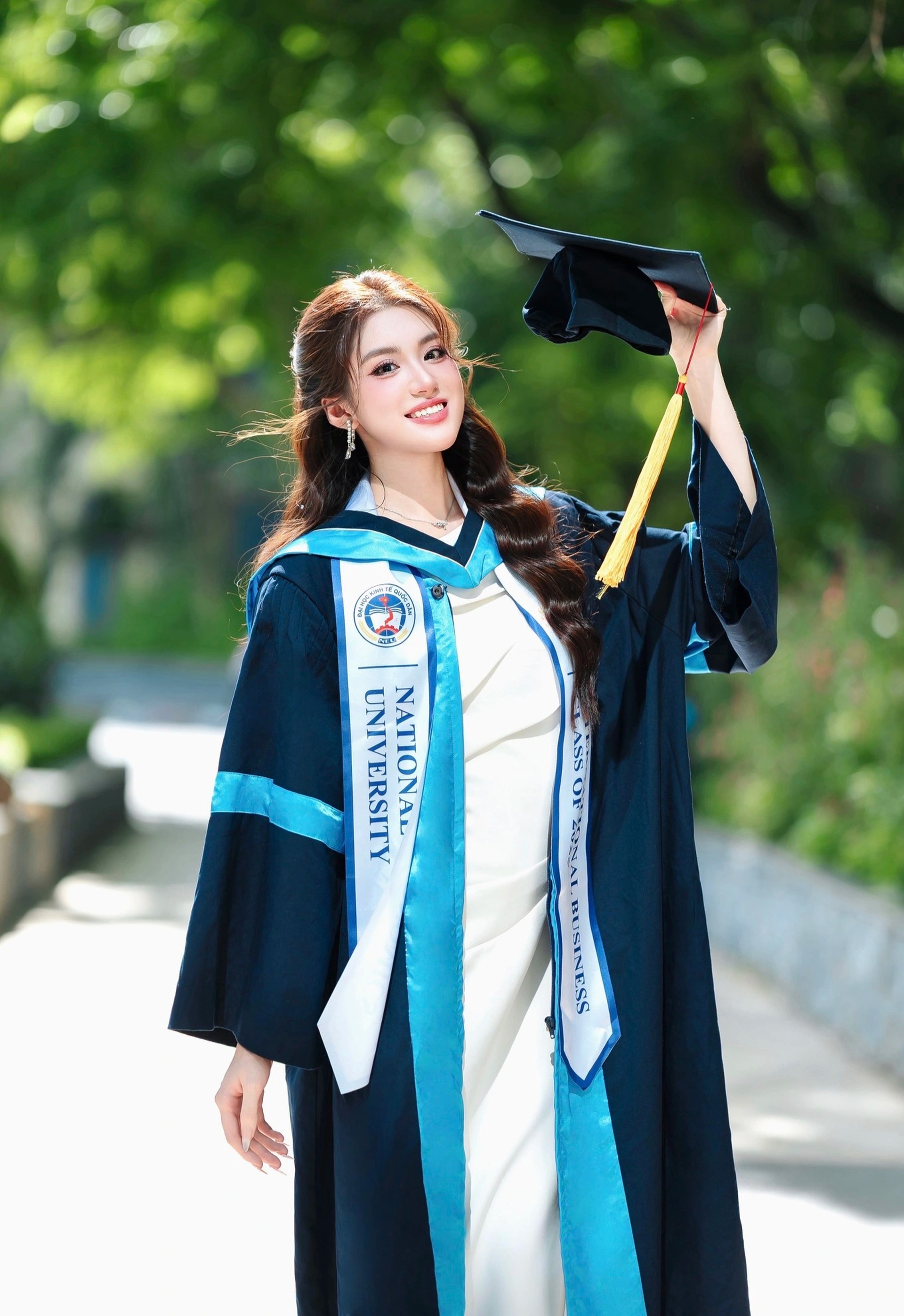 Tân hoa hậu Phương Oanh: Sở hữu IELTS 7.5, có chị gái sinh đôi xinh đẹp - 2