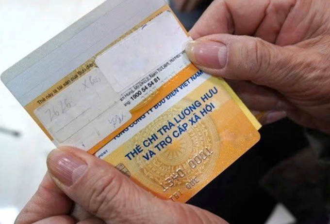 Thẻ nhận lương hưu của người thụ hưởng ở Hà Nội. Ảnh: Hồng Chiêu