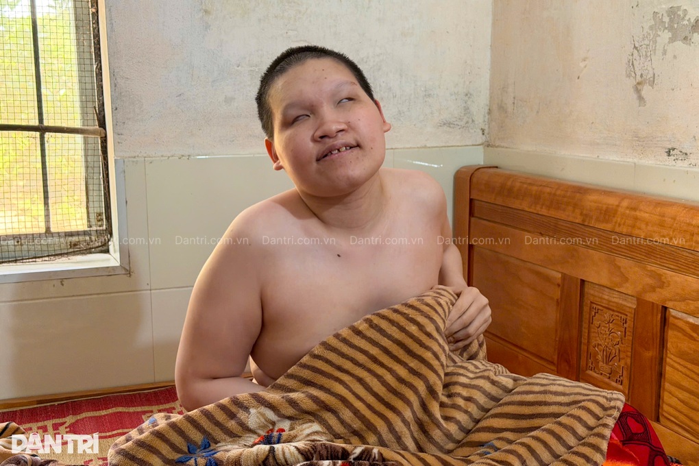 Người cha bệnh tật ước có tiền chữa bại liệt, mù lòa cho con trước khi mất - 2