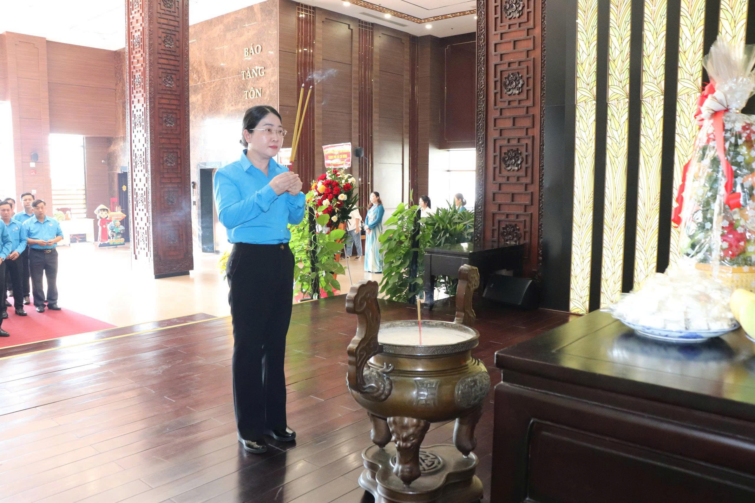 Cán bộ Công đoàn TPHCM dâng hương tưởng niệm 46 năm ngày mất Chủ tịch Tôn Đức Thắng - Ảnh 2.