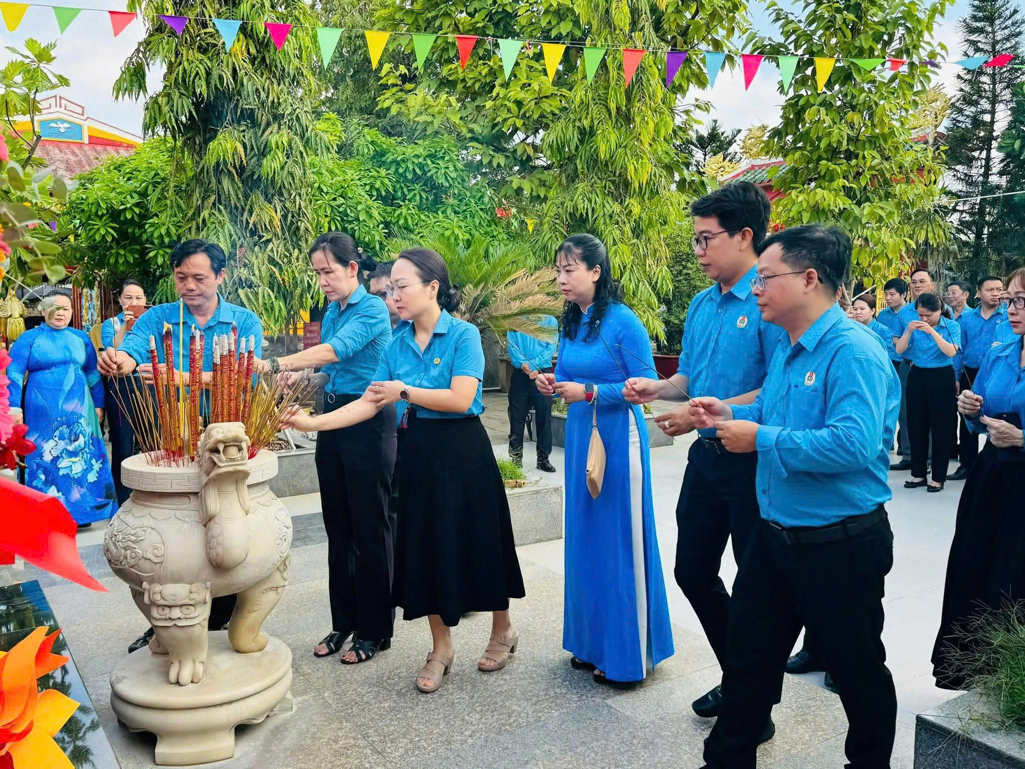 Cán bộ Công đoàn TPHCM dâng hương tưởng niệm 46 năm ngày mất Chủ tịch Tôn Đức Thắng - Ảnh 6.