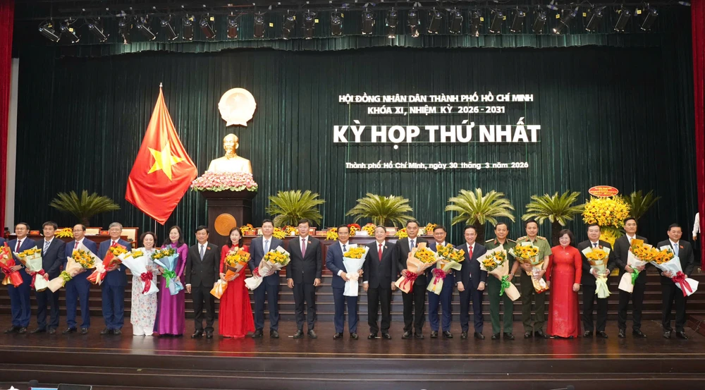 Thường trực UBND TP.HCM và Ủy viên UBND TP.HCM nhận hoa chúc mừng. Ảnh: THUẬN VĂN chu-tich-nguyen-van-duoc-1.jpg