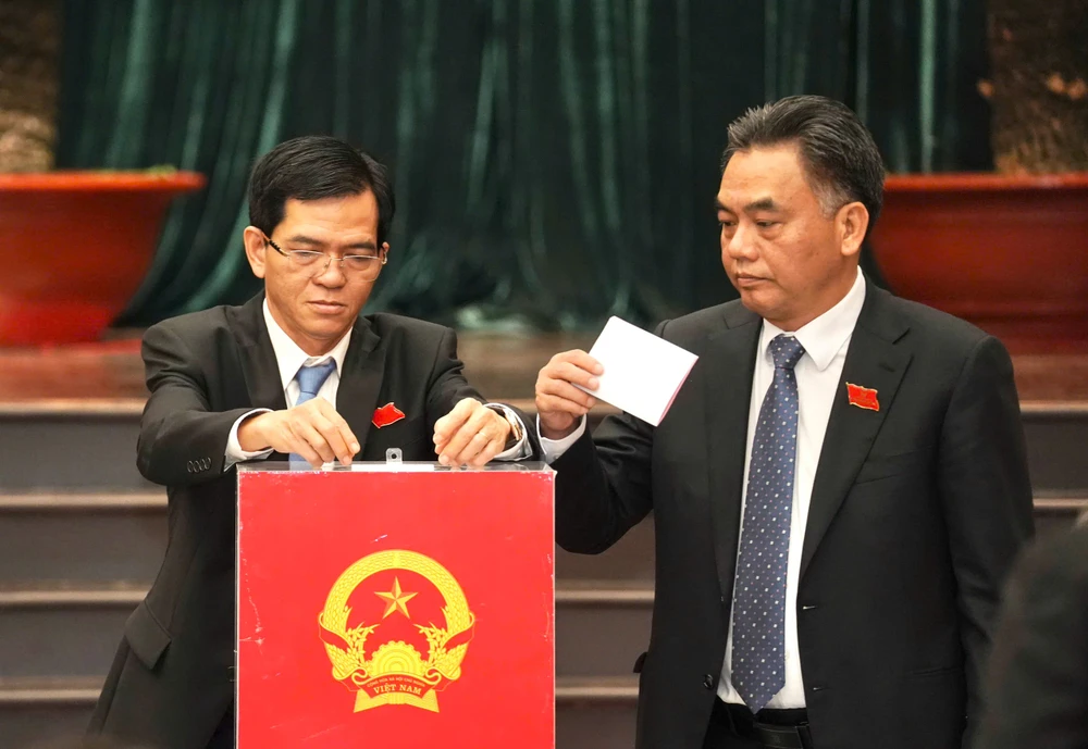Phó Chủ tịch UBND TP.HCM Nguyễn Lộc Hà bỏ phiếu bầu. Ảnh: THUẬN VĂN chu-tich-nguyen-van-duoc-7.jpg