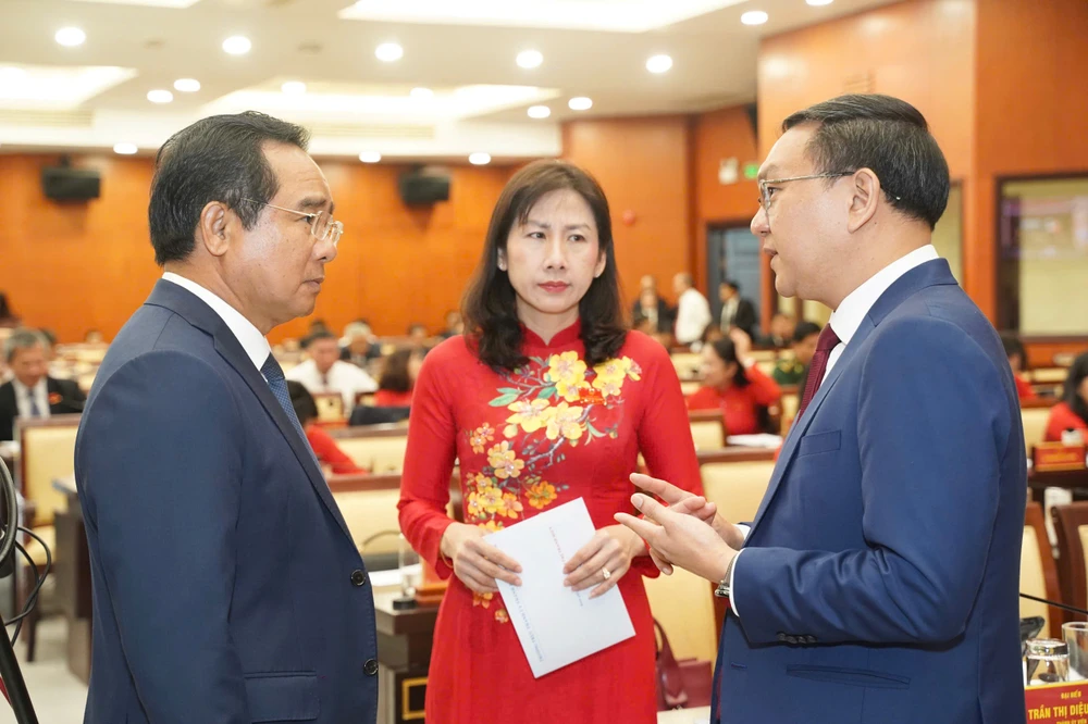 Chủ tịch UBND TP.HCM Nguyễn Văn Được trao đổi với đại biểu bên lề kỳ họp. Ảnh: THUẬN VĂN chu-tich-nguyen-van-duoc-3.jpg