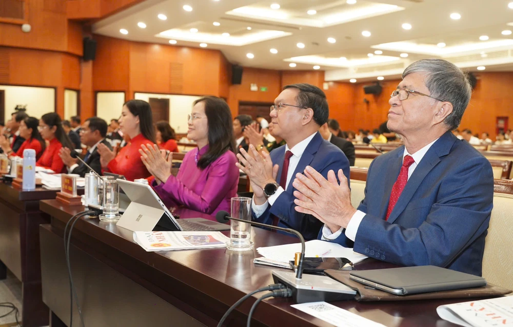 Các đại biểu tham dự kỳ họp. Ảnh: THUẬN VĂN chu-tich-nguyen-van-duoc-6.jpg