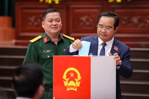 Bầu 7 phó chủ tịch UBND TP.HCM khóa mới