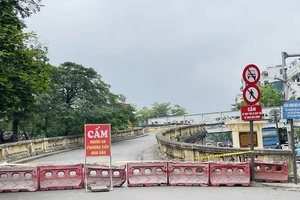 Cầu Long Biên rào chắn, cấm lưu thông 2 tháng để sửa chữa