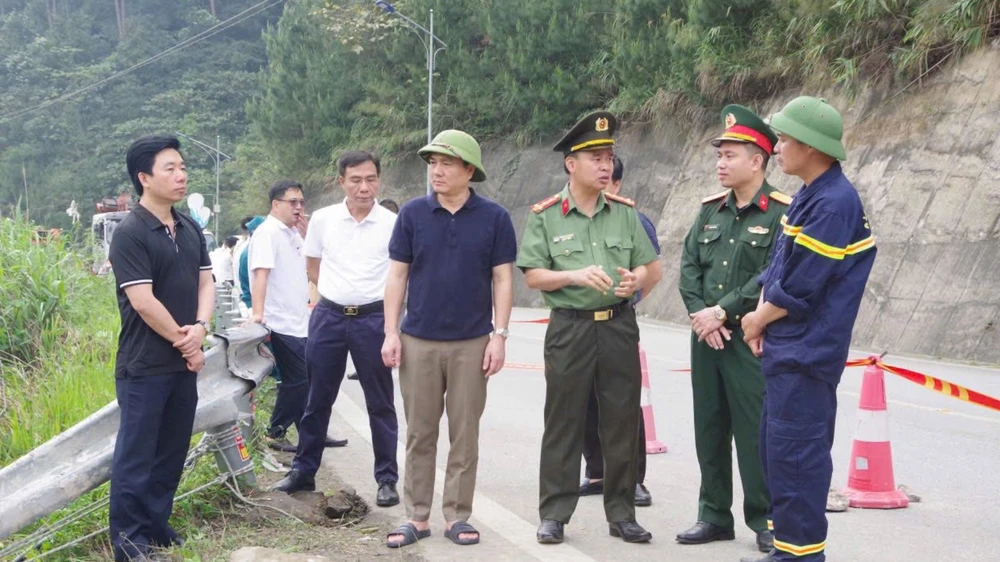 Ông Vũ Việt Văn, Phó Chủ tịch UBND tỉnh Phú Thọ chỉ đạo công tác cứu nạn cứu hộ tại hiện trường. Ảnh: CA lat-xe-khach.jpg