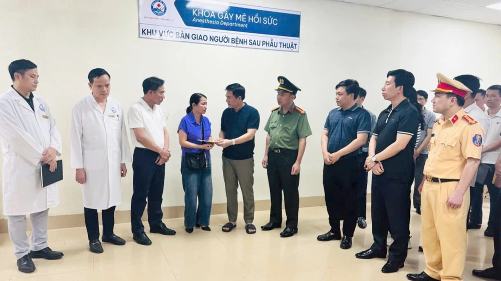 Lãnh đạo UBND tỉnh và Công an tỉnh Phú Thọ thăm hỏi, động viên, trao hỗ trợ gia đình nạn nhân trong vụ tai nạn. Ảnh: CA nan-nhan-lat-xe.jpg