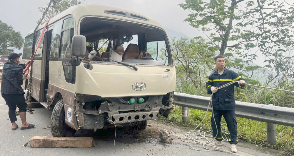 Chiếc xe khách bị lật đã được cẩu lên. Ảnh: CA. lat-xe-khach (2).jpg