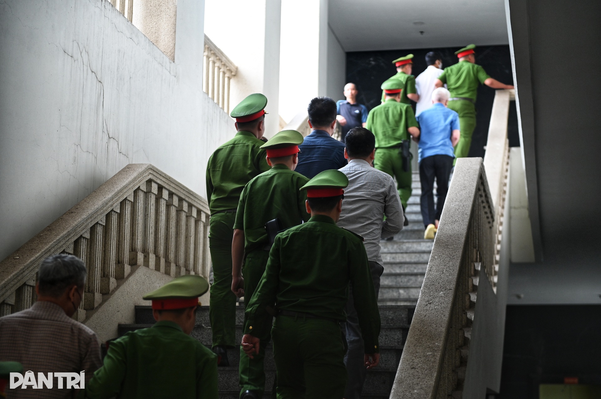 Cựu Thứ trưởng Hoàng Văn Thắng bị dẫn giải đến tòa - 9 Cựu Thứ trưởng Hoàng Văn Thắng bị dẫn giải đến tòa - 9