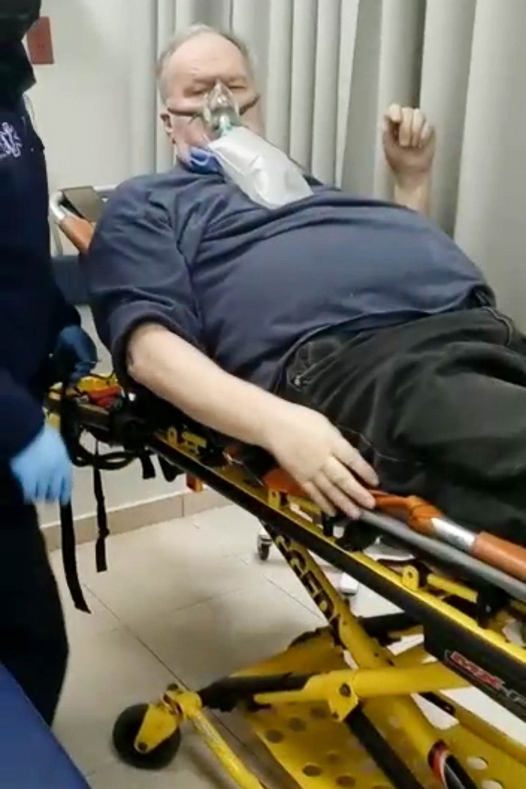 Bị con gái xa cách, bố ruột Meghan Markle tìm thấy tình yêu với nữ y tá kém 35 tuổi sau bạo bệnh: 