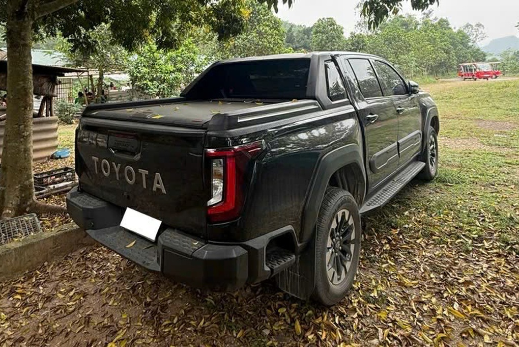 Toyota Hilux 2026 biển số Hà Nội mới chạy 300km đã được rao bán - 2