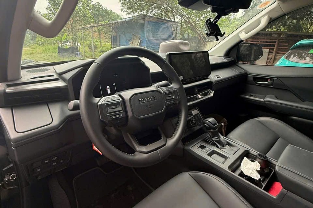 Toyota Hilux 2026 biển số Hà Nội mới chạy 300km đã được rao bán - 3