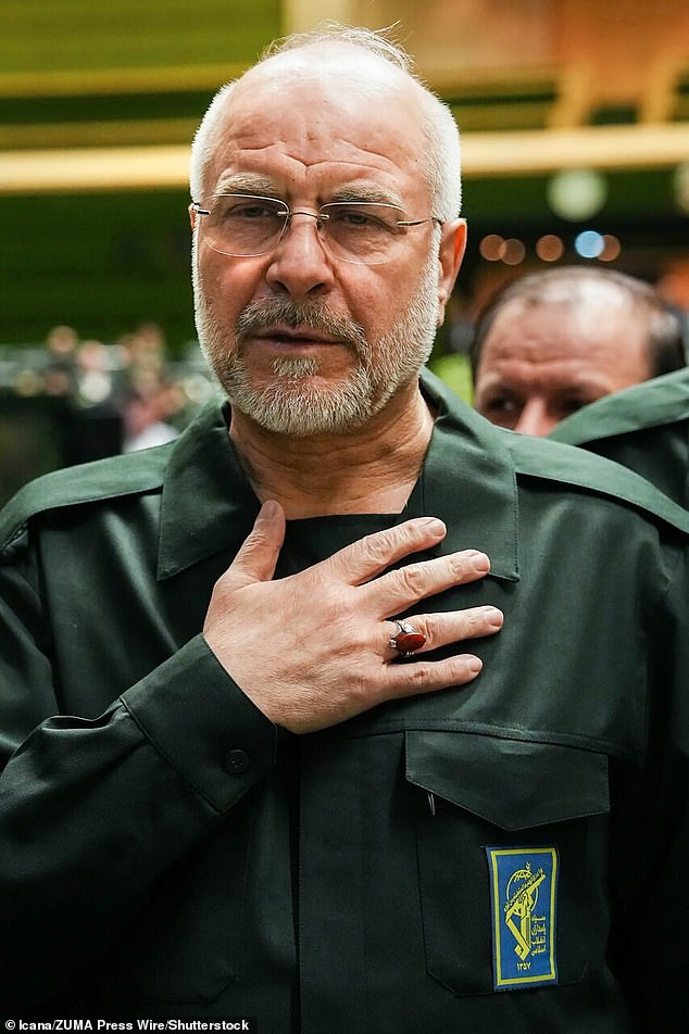 Tổng thống Donald Trump nói “Mỹ đang kiểm soát eo biển Hormuz” - Ảnh 2.