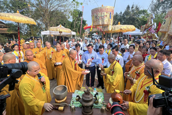 Các đại biểu thực hiện nghi thức đặt viên gạch đầu tiên để xây dựng chùa Da sau Lễ động thổ. Ảnh: Quốc Huy