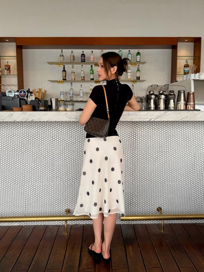 Điểm nhấn nhẹ nhàng từ họa tiết chấm bi duyên dáng- Ảnh 2.