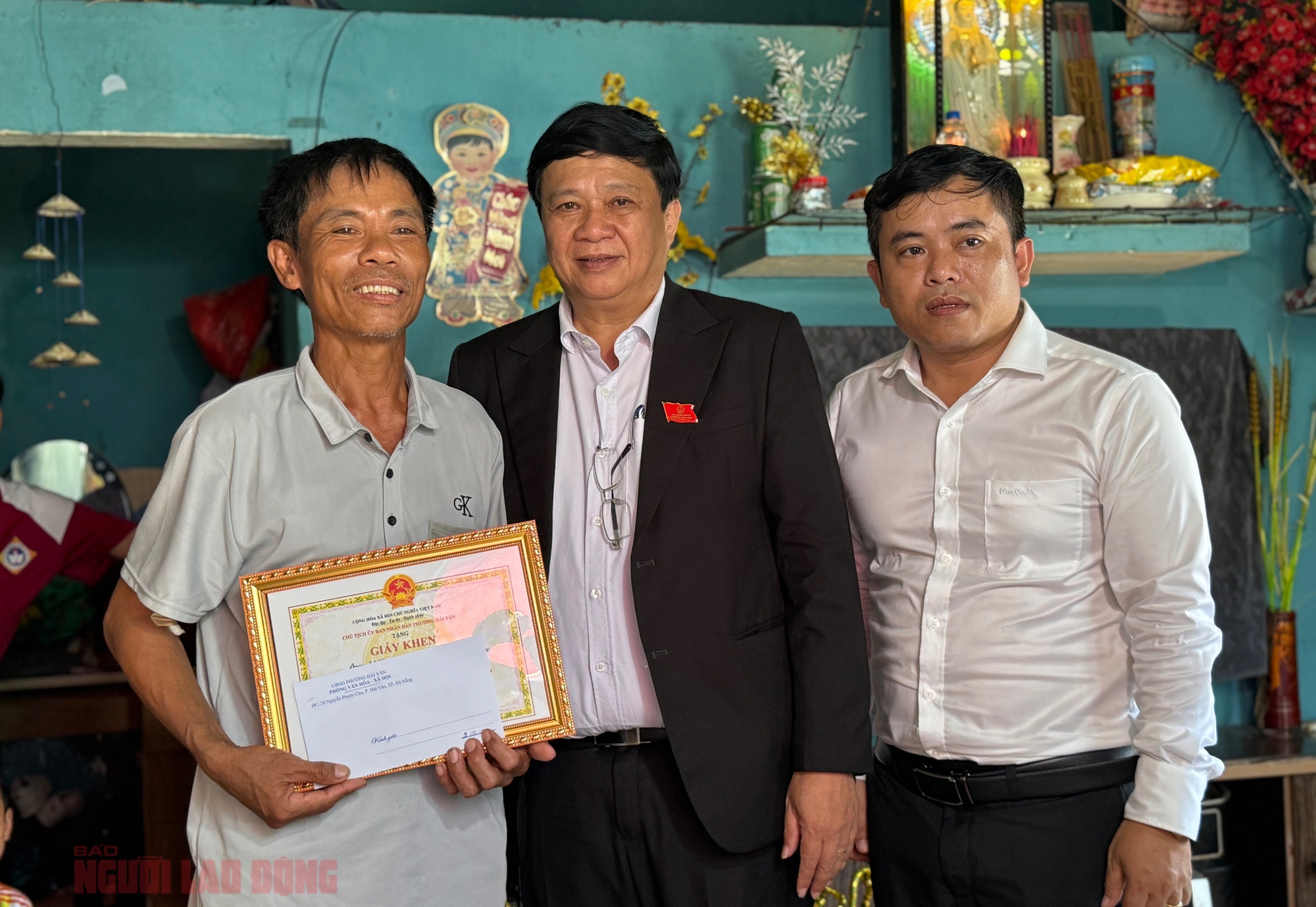 Người đàn ông ở Đà Nẵng cứu hai cháu nhỏ khỏi đuối nước trẻ em tại biển Nam Ô - Ảnh 3.