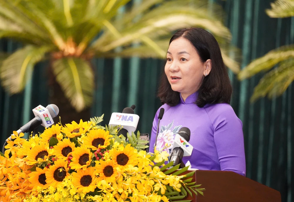 Bà Trương Thị Bích Hạnh, Phó Chủ tịch Thường trực Ủy ban MTTQ Việt Nam TP.HCM trình bày báo cáo tổng hợp ý kiến cử tri đối với đại biểu HĐND TP.HCM nhiệm kỳ 2026-2031 trước kỳ họp lần thứ nhất. Ảnh: THUẬN VĂN ba-truong-thi-bich-hanh-bao-cao-cu-tri-tphcm.jpg