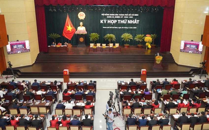 Đại biểu HĐND TP.HCM khóa XI thảo luận tại kỳ họp sáng 30-3. Ảnh: THUẬN VĂN hdnd-tphcm-5536-8764.jpg