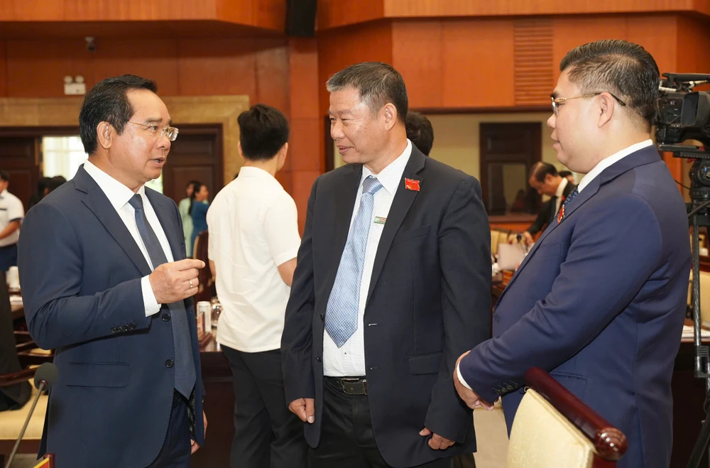 Chủ tịch UBND TP.HCM Nguyễn Văn Được trao đổi với đại biểu. Ảnh: THUẬN VĂN