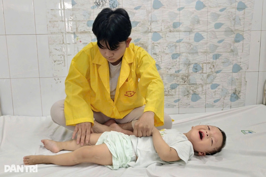 Bạn đọc tiếp thêm hy vọng tới người bố địu con bại não hành trình vượt núi - 2