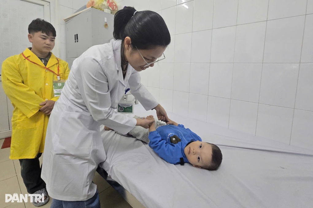 Bạn đọc tiếp thêm hy vọng tới người bố địu con bại não hành trình vượt núi - 3