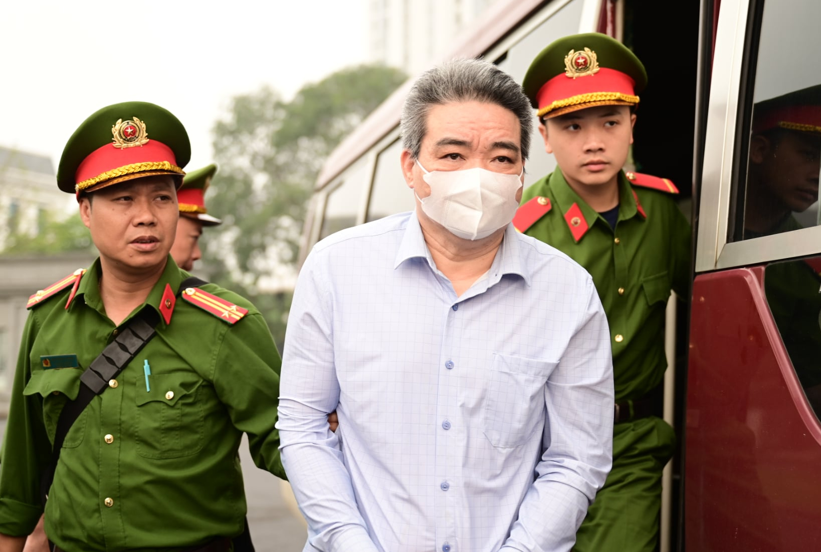 Chùm ảnh cựu thứ trưởng và 20 người ra tòa vụ doanh nghiệp hối lộ 40 tỉ 2 Chùm ảnh cựu thứ trưởng và 20 người ra tòa vụ doanh nghiệp hối lộ 40 tỉ - Ảnh 2.