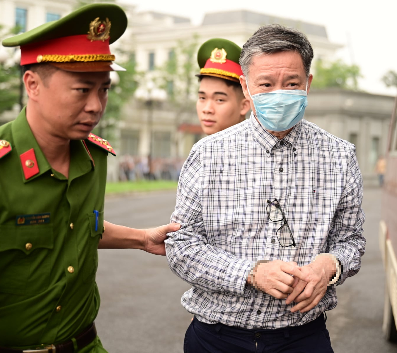 Chùm ảnh cựu thứ trưởng và 20 người ra tòa vụ doanh nghiệp hối lộ 40 tỉ 3 Cựu thứ trưởng - Ảnh 3.