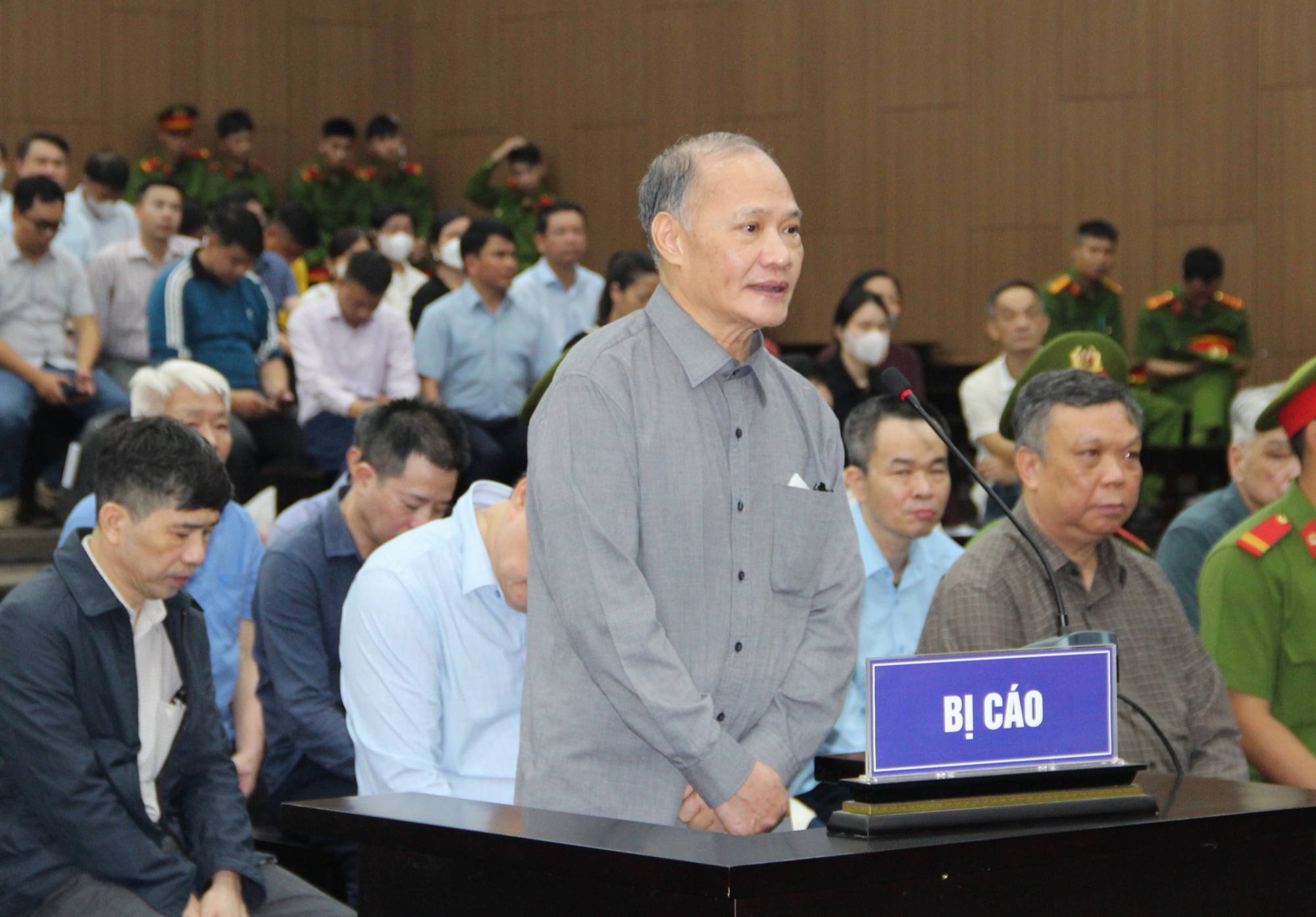 Chùm ảnh cựu thứ trưởng và 20 người ra tòa vụ doanh nghiệp hối lộ 40 tỉ 4 Chùm ảnh cựu thứ trưởng và 20 người ra tòa vụ doanh nghiệp hối lộ 40 tỉ - Ảnh 4.