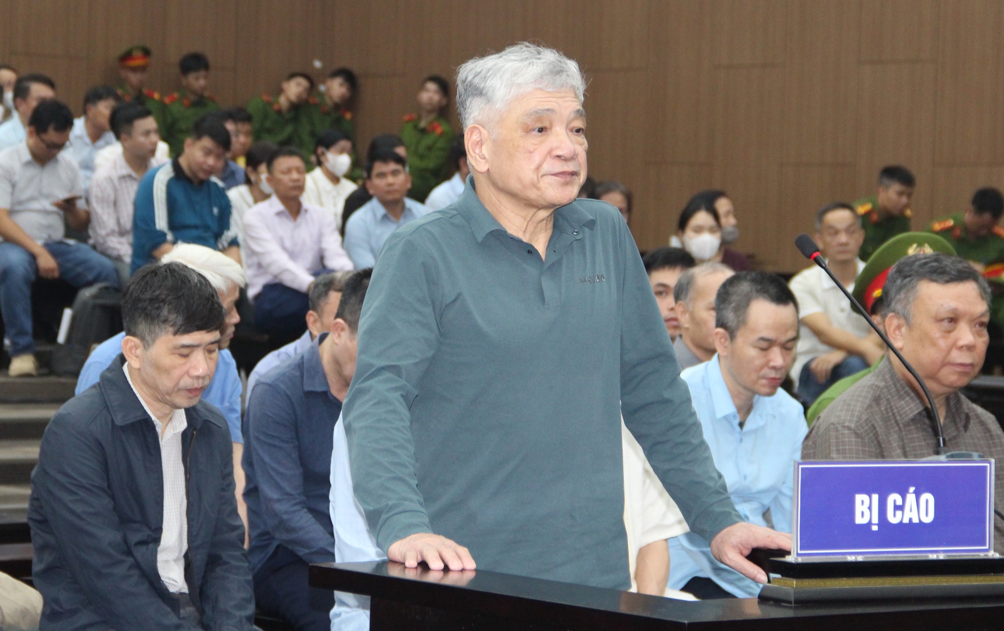 Chùm ảnh cựu thứ trưởng và 20 người ra tòa vụ doanh nghiệp hối lộ 40 tỉ 5 Cựu thứ trưởng - Ảnh 5.