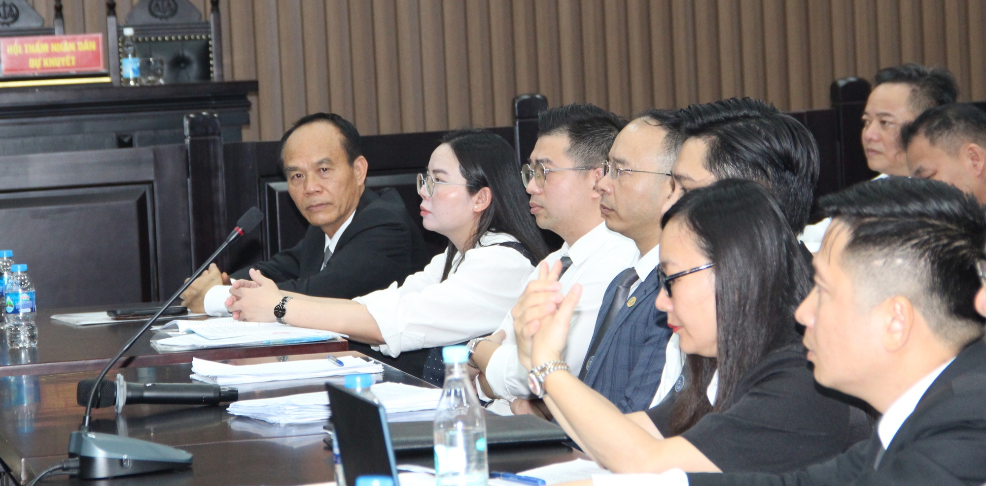 Chùm ảnh cựu thứ trưởng và 20 người ra tòa vụ doanh nghiệp hối lộ 40 tỉ 6 Chùm ảnh cựu thứ trưởng và 20 người ra tòa vụ doanh nghiệp hối lộ 40 tỉ - Ảnh 6.