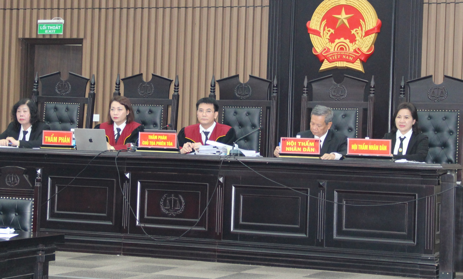 Chùm ảnh cựu thứ trưởng và 20 người ra tòa vụ doanh nghiệp hối lộ 40 tỉ 7 Chùm ảnh cựu thứ trưởng và 20 người ra tòa vụ doanh nghiệp hối lộ 40 tỉ - Ảnh 7.