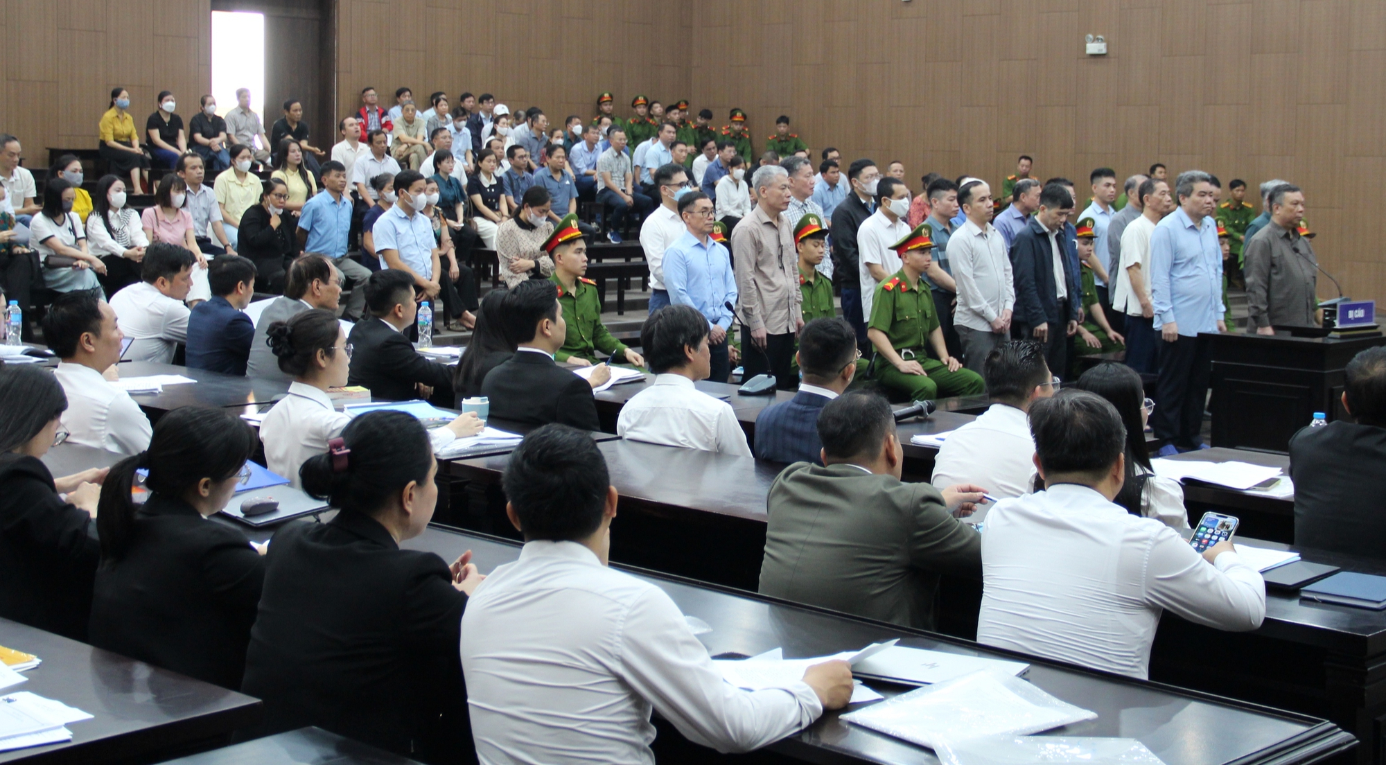 Chùm ảnh cựu thứ trưởng và 20 người ra tòa vụ doanh nghiệp hối lộ 40 tỉ 8 Chùm ảnh cựu thứ trưởng và 20 người ra tòa vụ doanh nghiệp hối lộ 40 tỉ - Ảnh 8.