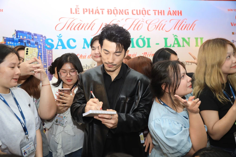 Đại sứ cuộc thi ảnh "TP.HCM - Sắc màu mới" và các độc giả tại lễ phát động cuộc thi. Ảnh: NGUYỆT NHI liên bỉnh phát.jpeg