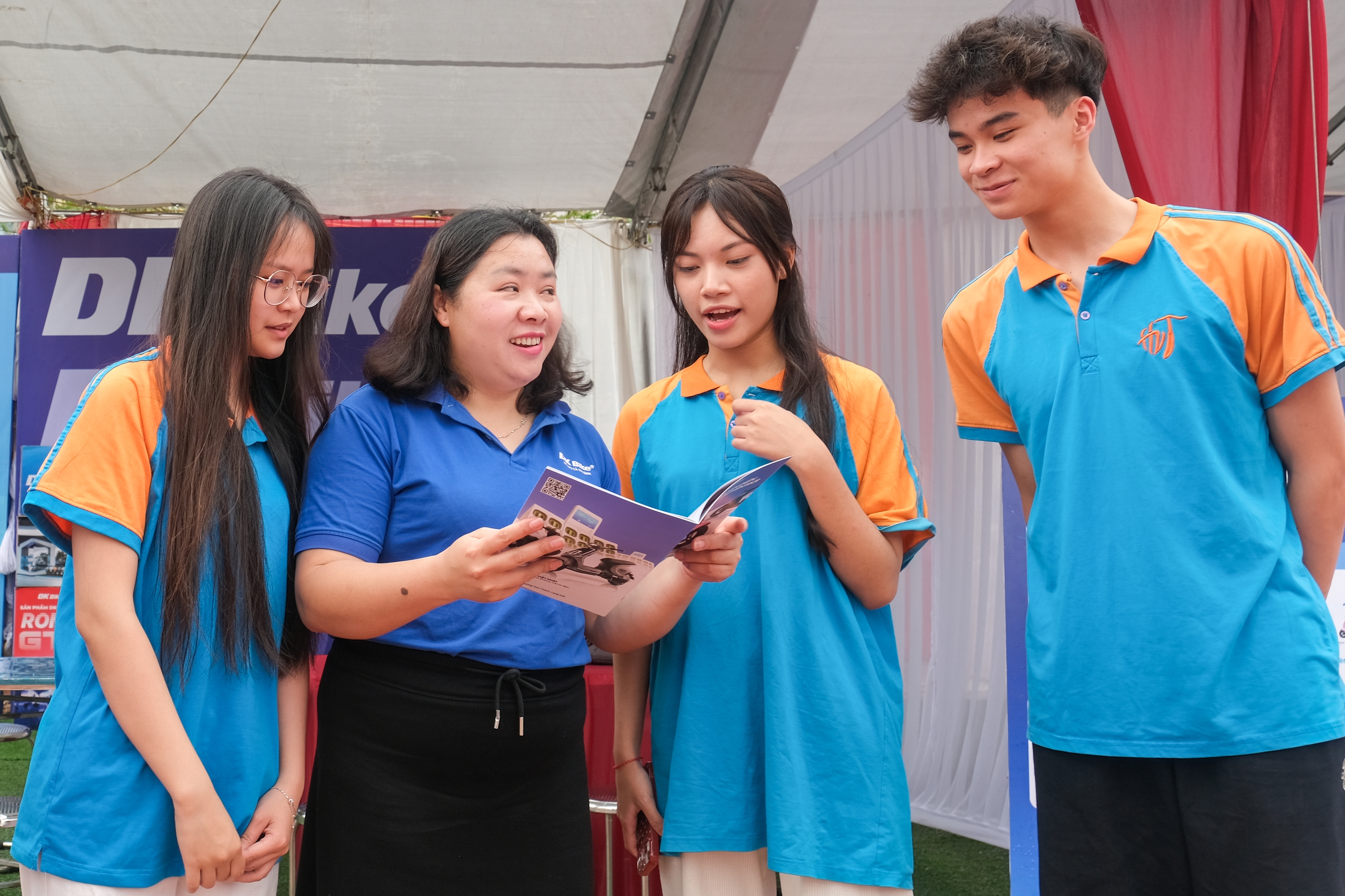 Tăng lương, thưởng 'khủng', tặng cả đất: Doanh nghiệp mạnh tay ‘săn’ lao động - Ảnh 3.