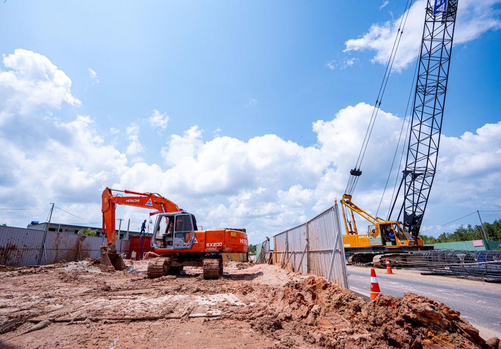 Tiến độ của tuyến đường 10 làn xe kết hợp tàu LRT tại Phú Quốc do Sun Group xây dựng - 2