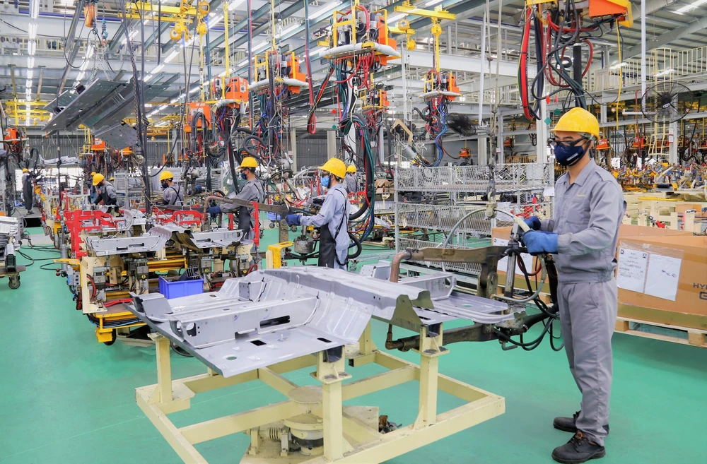 Nâng cao tỉ lệ nội địa hóa là yếu tố sống còn giúp tự chủ nguồn nguyên liệu sản xuất. Ảnh: QH kinh-te-hai-con-so-chinh-sach10.jpg