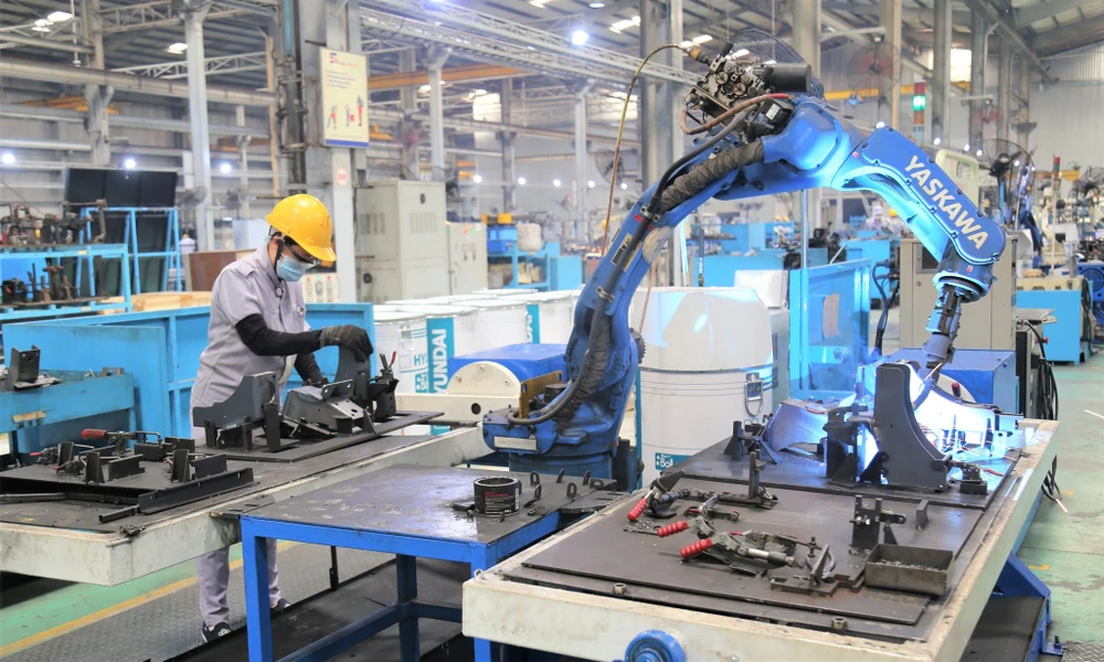 Đầu tư công nghệ, AI giúp doanh nghiệp tối ưu hóa chi phí logistics và nâng cao năng lực cạnh tranh. Ảnh: QH kinh-te-hai-con-so-chinh-sach1.jpg