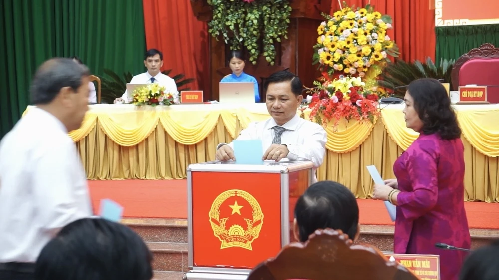 Các đại biểu bỏ phiếu bầu Chủ tịch HĐND tỉnh Vĩnh Long khoá XI. vĩnh long,ông nguyễn minh dũng,chủ tịch hđnd