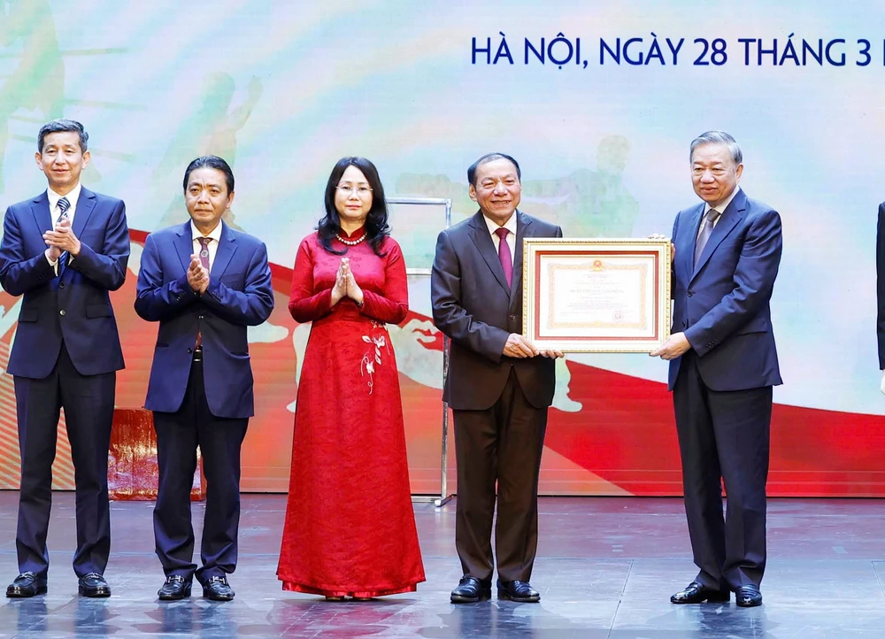 Tổng Bí thư Tô Lâm trao tặng Huân chương Lao động hạng Nhất cho Cục Thể dục Thể thao Việt Nam. Ảnh: Thống Nhất/TTXVN.. tong-bi-thu-to-lam-du-le-ky-niem-80-nam-the-thao-viet-nam (5).jpg