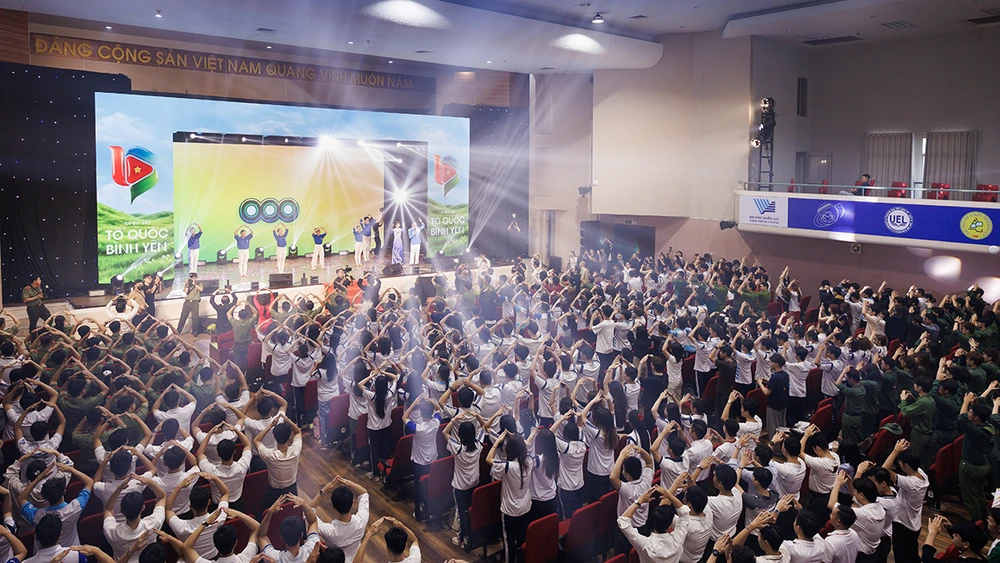 Á hậu Cẩm Ly tại sự kiện 1.jpg