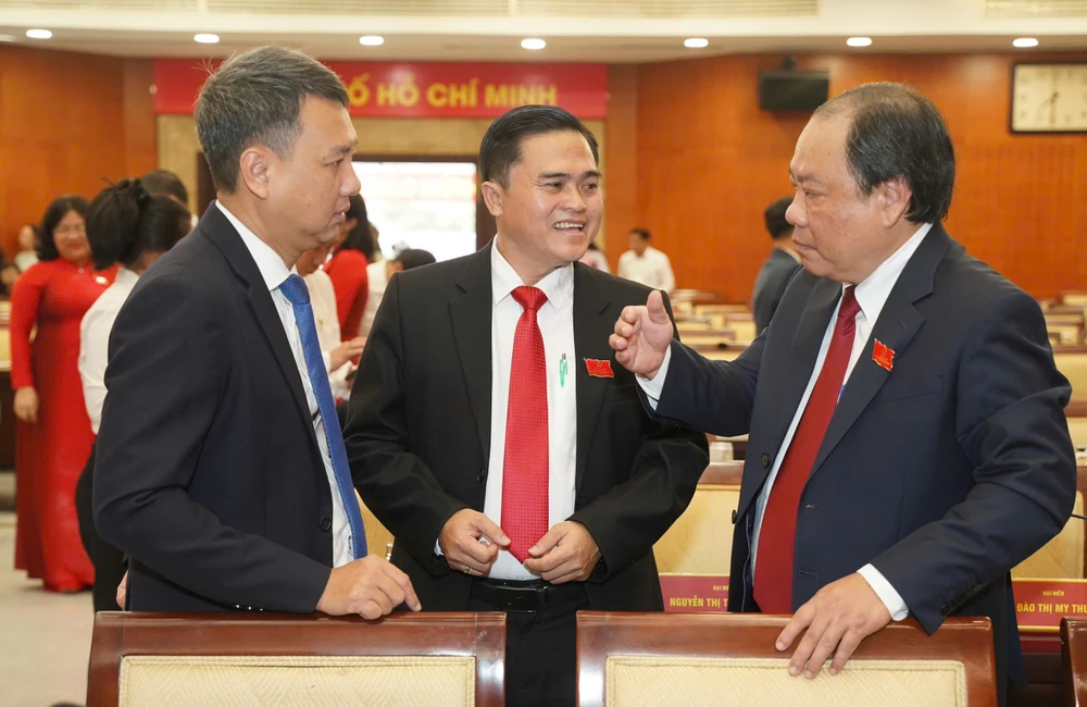 Các đại biểu trao đổi trước giờ diễn ra phiên khai mạc. Ảnh: THUẬN VĂN sang-nay-se-bau-chu-tich-va-cac-pho-chu-tich-hdnd-ubnd-tp-hcm-2.jpg