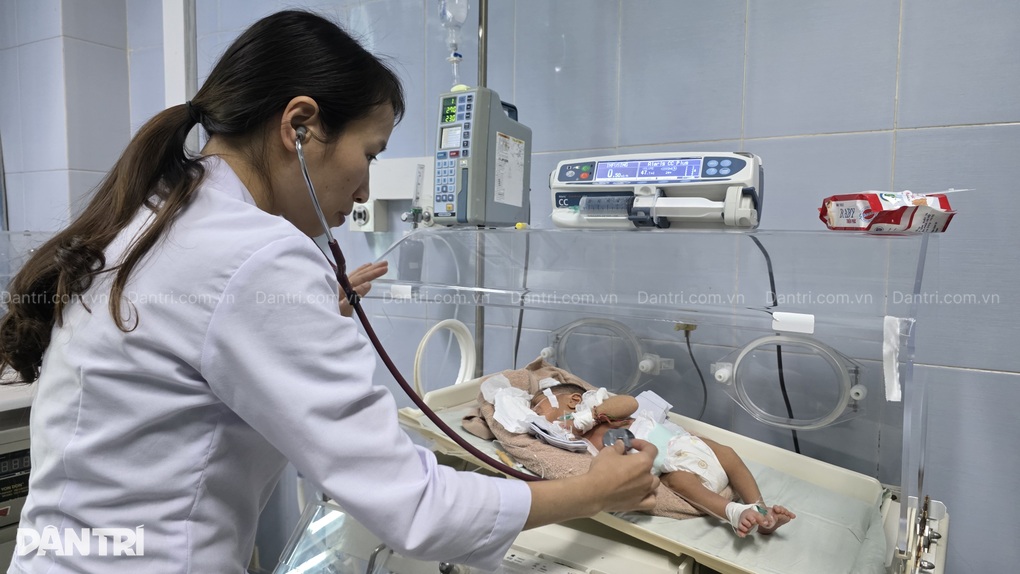 Bác sĩ kêu gọi bạn đọc cứu bé sơ sinh nguy kịch tính mạng - 2