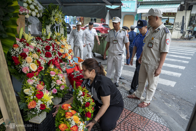 Lực lượng chức năng phường Hải Châu tuyên truyền, nhắc nhở người dân thu dọn hàng quán trên vỉa hè để dành lối cho người đi bộ. Ảnh: Nguyễn Đông