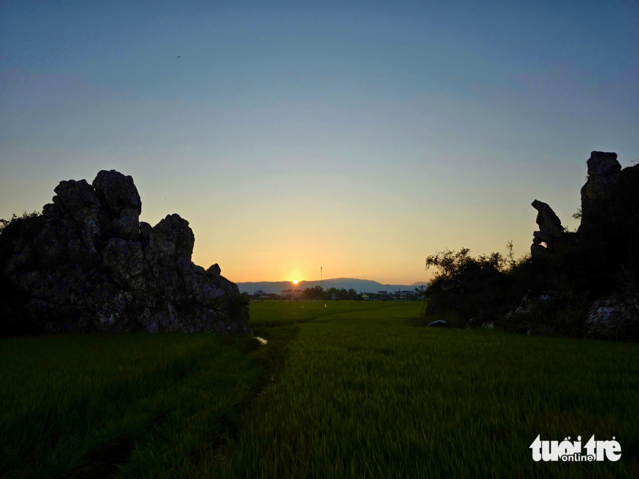 Gành đá như 'sống lưng rồng' giữa cánh đồng lúa Phú Yên hút du khách - Ảnh 8.