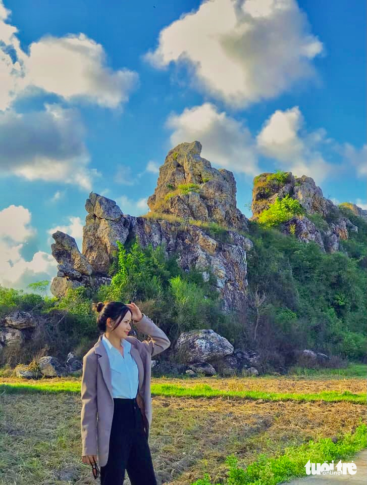 Gành đá như 'sống lưng rồng' giữa cánh đồng lúa Phú Yên hút du khách - Ảnh 10.