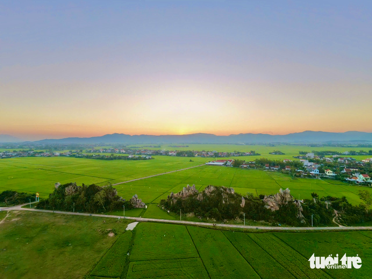 Gành đá như 'sống lưng rồng' giữa cánh đồng lúa Phú Yên hút du khách - Ảnh 12.