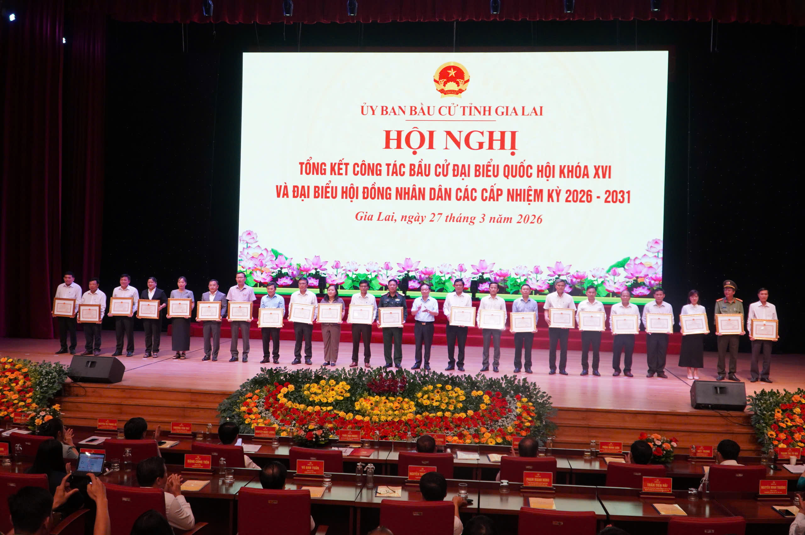 Gia Lai có hơn 2.000 khu vực bỏ phiếu đạt 100% cử tri đi bầu cử 2 Gia Lai có hơn 2.000 khu vực bỏ phiếu đạt 100% cử tri đi bầu cử - Ảnh 2.