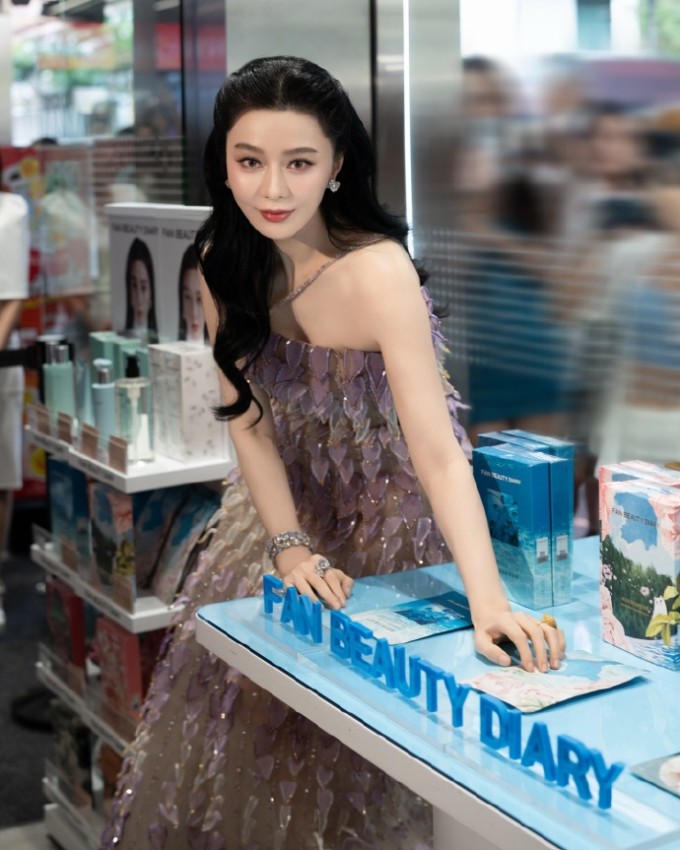 Một số hình ảnh tại sự kiện được người hâm mộ chia sẻ trên Weibo. Nhiều khán giả đã bình luận ca ngợi vẻ đẹp "không tuổi" của Phạm Băng Băng như: "Cô ấy làm cách nào mà trẻ đẹp như vậy?"; "Thật khó tin đây là nhan sắc của người phụ nữ 45 tuổi"; "Kim Tỏa bao nhiêu năm vẫn xinh"...